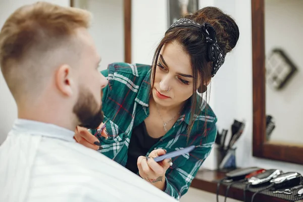 Homem elegante sentado em uma barbearia — Fotografia de Stock