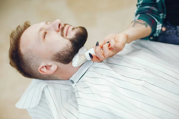 Elegante hombre sentado en una barbería —  Fotos de Stock