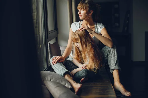 Mãe com filha em casa — Fotografia de Stock