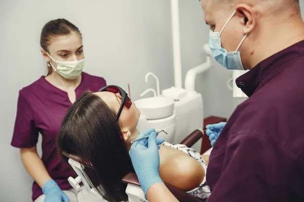 Hermosa chica en un dentista —  Fotos de Stock