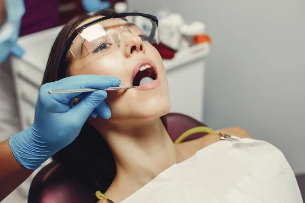 Menina bonita em um dentista — Fotografia de Stock