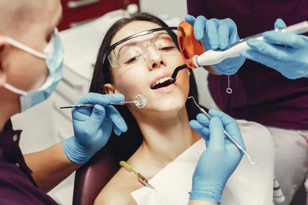 Hermosa chica en un dentista —  Fotos de Stock