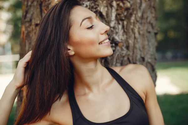 Linda chica tener un descanso en un parque de verano —  Fotos de Stock