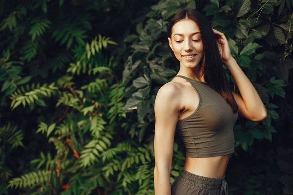 Nettes Mädchen erholt sich in einem Sommerpark — Stockfoto