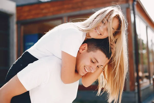 Hermosa pareja pasar tiempo en una ciudad de verano — Foto de Stock