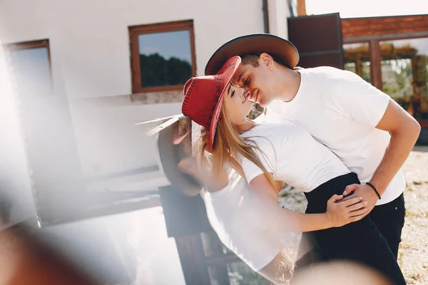 Hermosa pareja pasar tiempo con un caballo — Foto de Stock