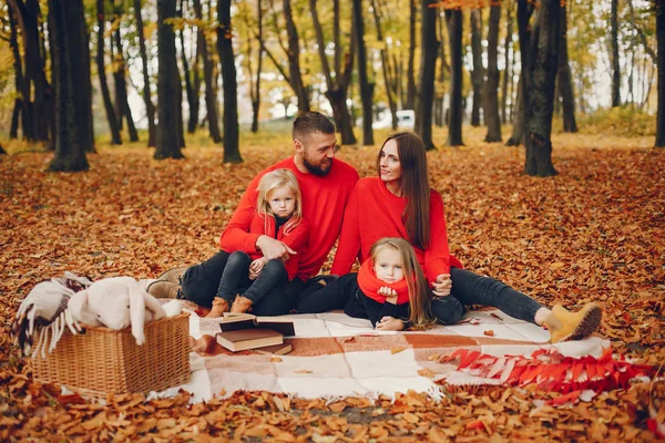 Familj med söta barn i en höstpark — Stockfoto