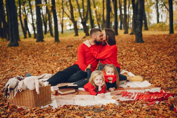 Familj med söta barn i en höstpark — Stockfoto