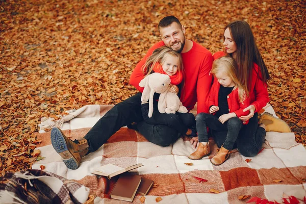 Familie mit niedlichen Kindern in einem herbstlichen Park — Stockfoto