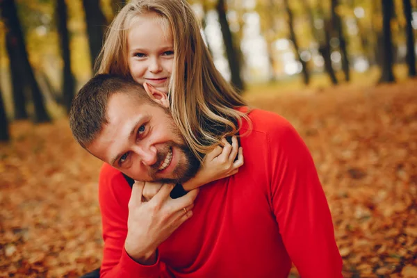 Família bonito jogando em um parque de outono — Fotografia de Stock