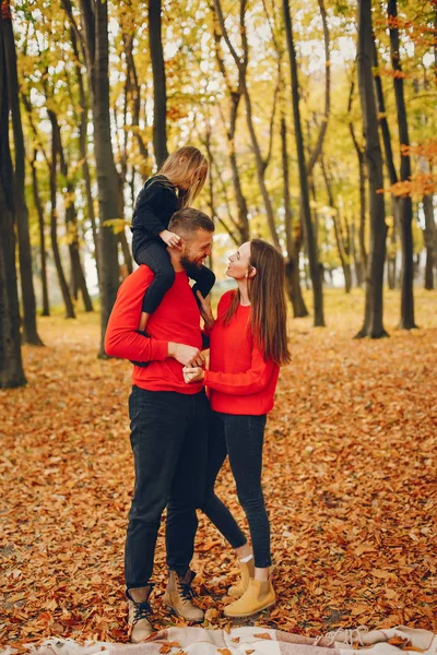 在秋天的公园里带着可爱孩子的家庭 — 图库照片