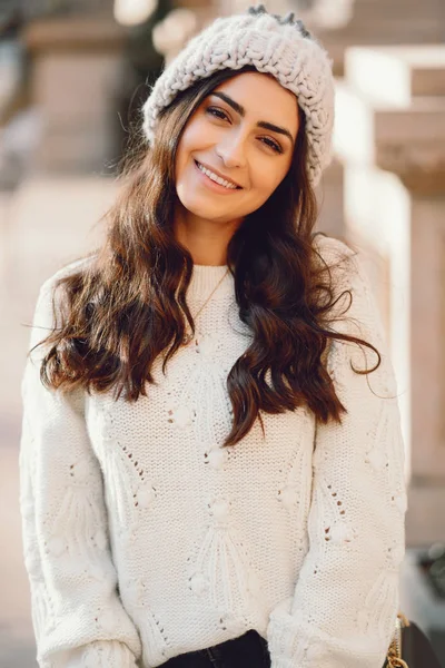Aranyos barna egy fehér pulóverben egy városban. — Stock Fotó