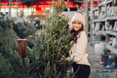 Beyaz süveter ve Noel ağacı içinde tatlı bir esmer.