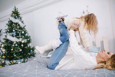 Anne ve kızı oynuyor.