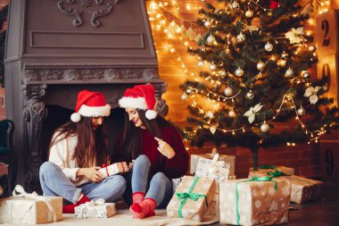 Güzel kızlar stüdyoda eğlenir.