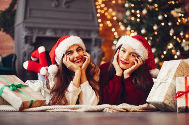 Güzel kızlar stüdyoda eğlenir.