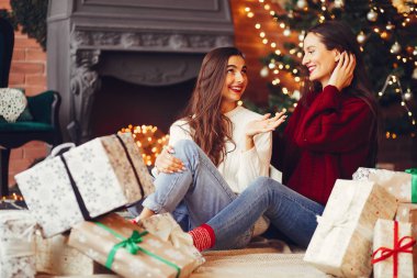 Güzel kızlar stüdyoda eğlenir.