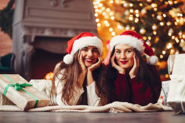 Güzel kızlar stüdyoda eğlenir.