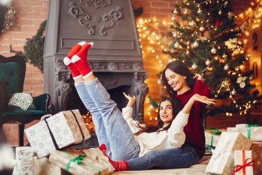 Güzel kızlar stüdyoda eğlenir.