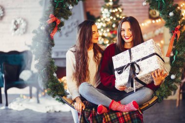 Güzel kızlar stüdyoda eğlenir.