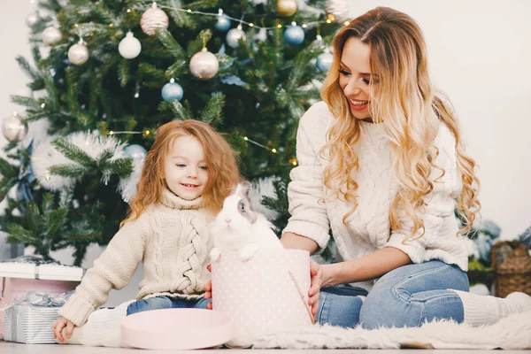 Madre regalando un regalo a su hija — Foto de Stock