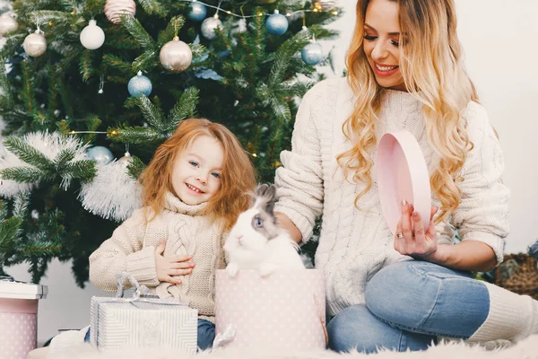 Madre regalando un regalo a su hija — Foto de Stock