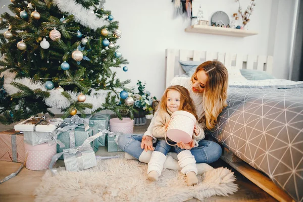 Mami e hija abriendo regalos — Foto de Stock