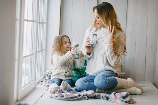 Mutter und Tochter am Fenster — Stockfoto