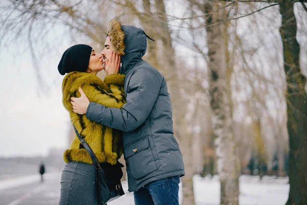 Casal feliz andando pelo parque em um dia ensolarado de inverno — Fotografia de Stock