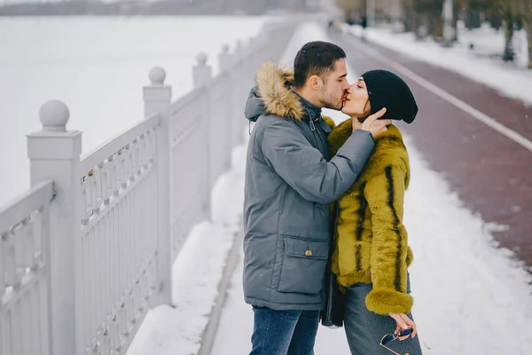 Felice coppia a piedi attraverso il parco in un giorno d'inverno soleggiato — Foto Stock