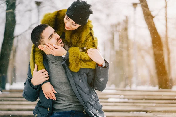 Pasangan bahagia berjalan melalui taman pada hari musim dingin yang cerah — Stok Foto