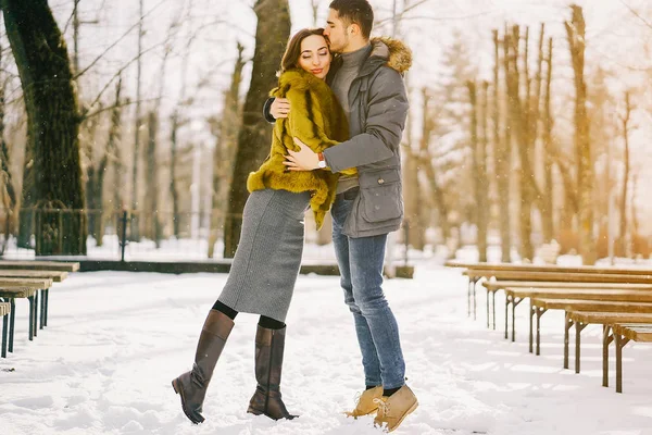 Boldog pár sétál át a parkon egy napos téli napon — Stock Fotó