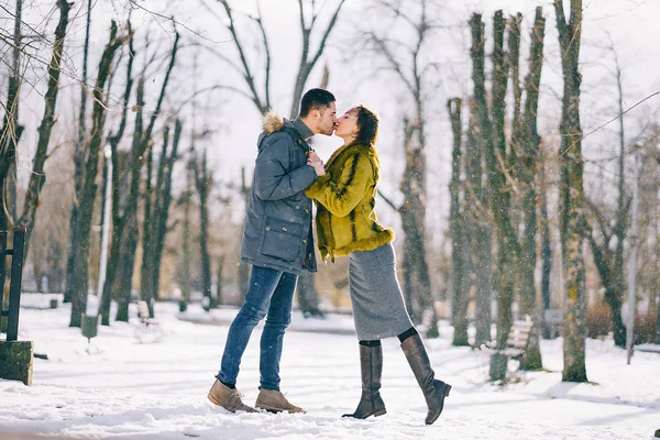 Güneşli bir kış gününde parkta yürüyen mutlu çift. — Stok fotoğraf