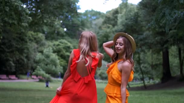 Chicas con el pelo rubio bailando en el parque con ropa brillante — Vídeos de Stock