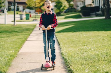 Bir sonbahar parkta küçük çocuk