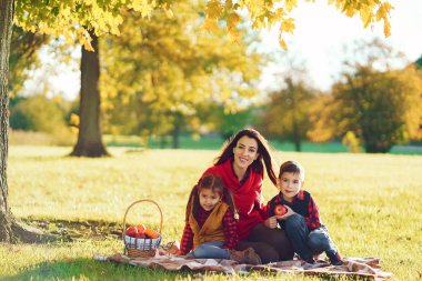 Küçük çocukları olan güzel bir anne.