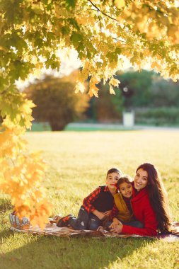 Küçük çocukları olan güzel bir anne.
