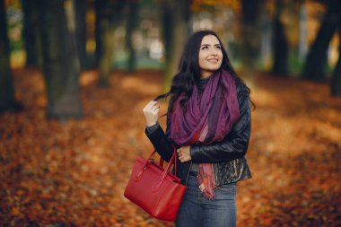 esmer kız rahatlatıcı parkta