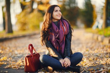 esmer kız rahatlatıcı parkta