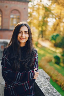 Şık bir kız şehirde yürüyor