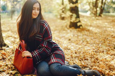 Şık bir kız şehirde yürüyor