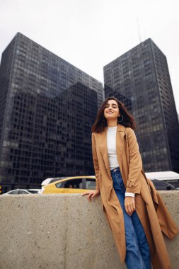 Kadın Chicago sokaklarında yürüyor.