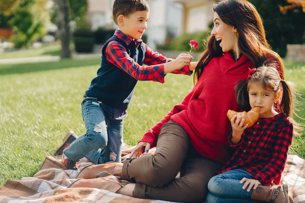 Schöne Mutter mit kleinen Kindern — Stockfoto