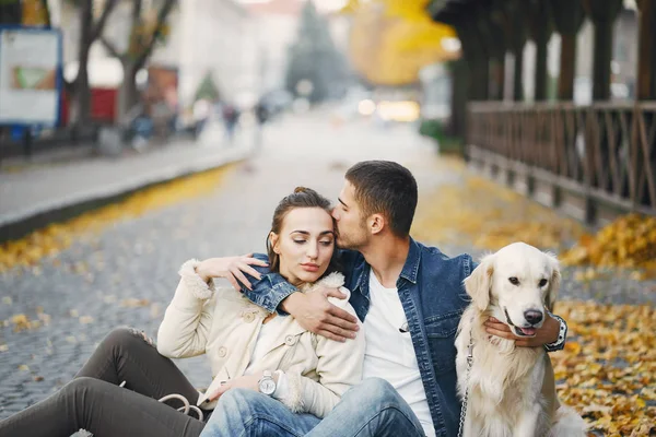 Pareja paseando a su perro en un día soleado de otoño —  Fotos de Stock