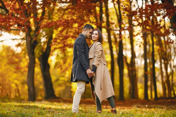 Pareja en el parque —  Fotos de Stock