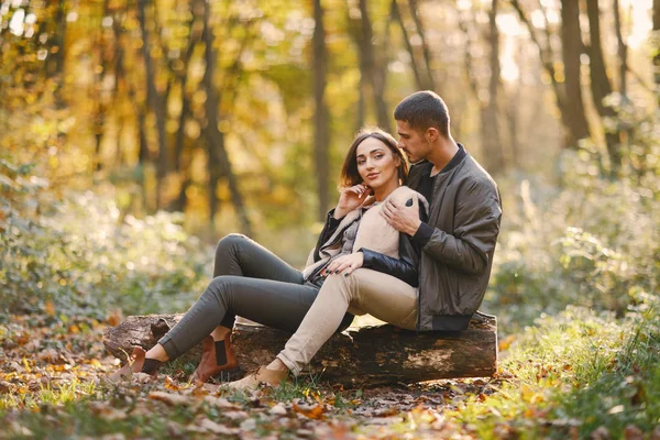 Paar im Park — Stockfoto