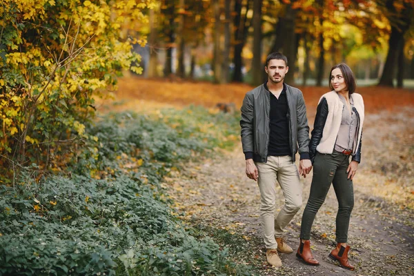 Casal no parque — Fotografia de Stock