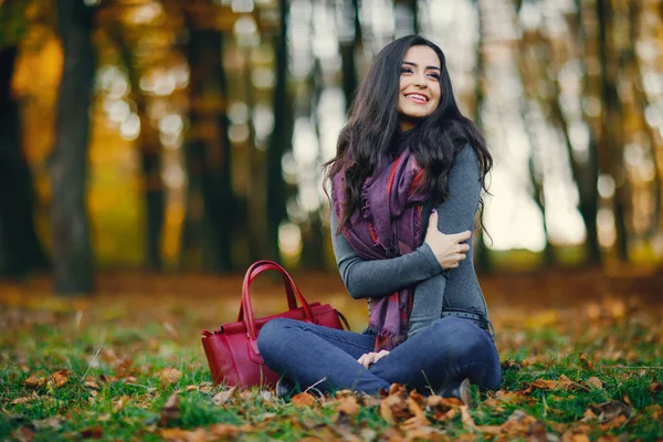 esmer kız rahatlatıcı parkta