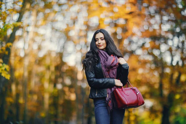 Brunetka dziewczyna relaks w parku — Zdjęcie stockowe