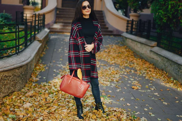 Şık bir kız şehirde yürüyor